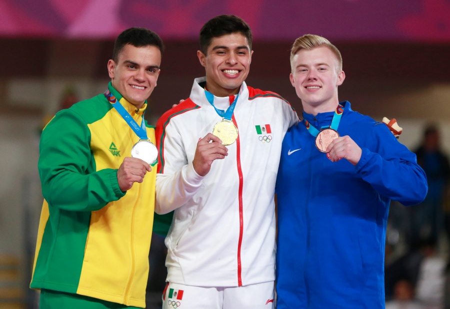 Medalla histórica, Isaac Núñez se lleva el oro en barras paralelas