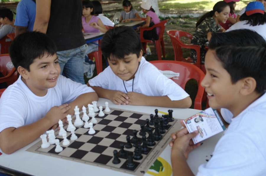 Propone Martí Batres incluir clases de ajedrez en las escuelas