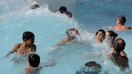 Error en piscina de parque acuático genera tsunami y provoca heridos