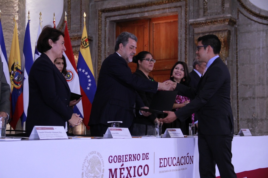 Entrega SEP becas a jóvenes mexicanos para que continúen estudios en Francia