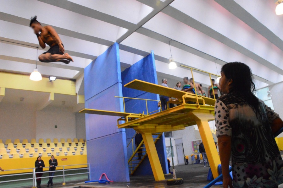 Brindan clases de natación a jóvenes delincuentes