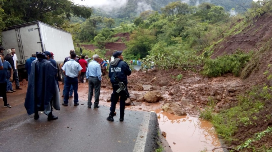 Lluvias en Michoacán, ocasionan deslave en carretera Temazcal-Tzitzio