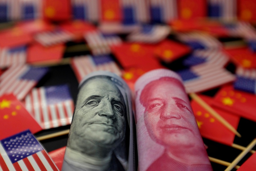 China deja caer el Yuan y detiene compras agrícolas de EU