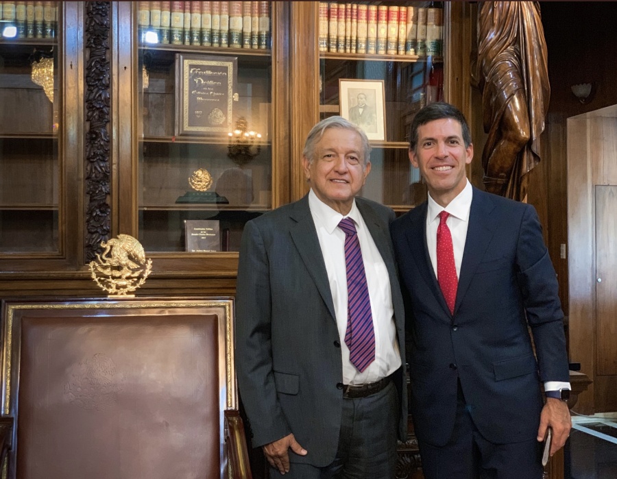 AMLO tiene charla con director de Goldman Sachs