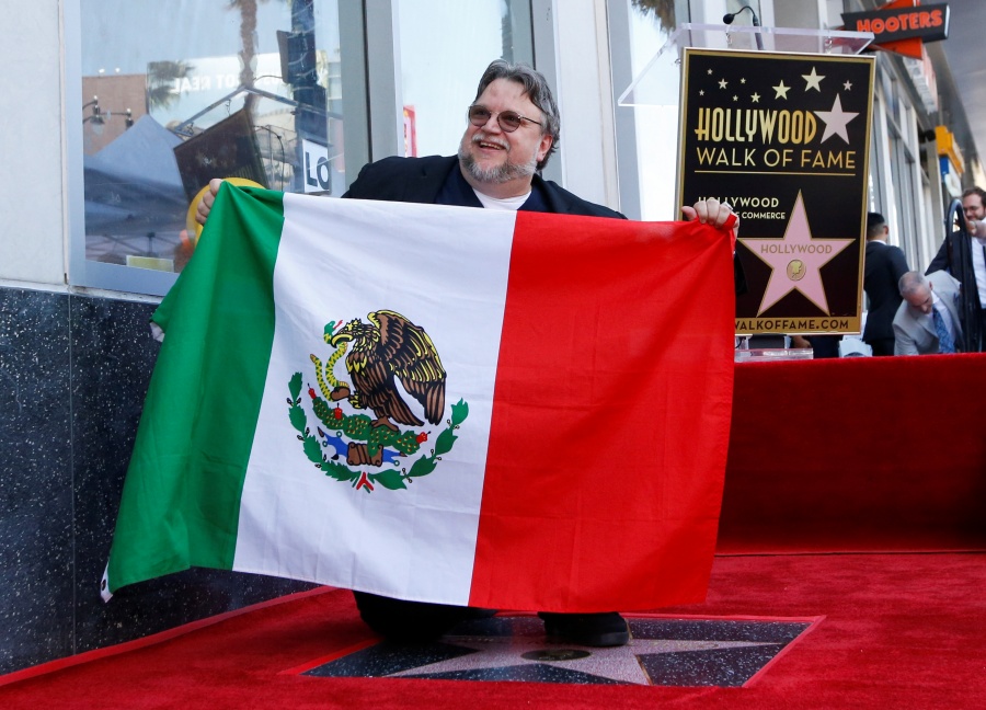 Guillermo del Toro devela su estrella en el Paseo de la Fama de Hollywood