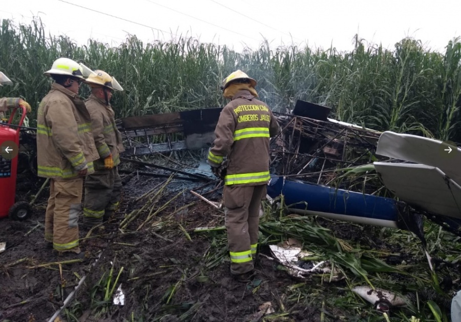 Avioneta se desploma y deja un muerto en Tototlán