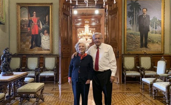 Se reúne AMLO con Elena Poniatowska en Palacio Nacional