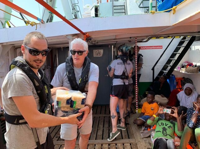 Richard Gere visita a migrantes del Open Arms