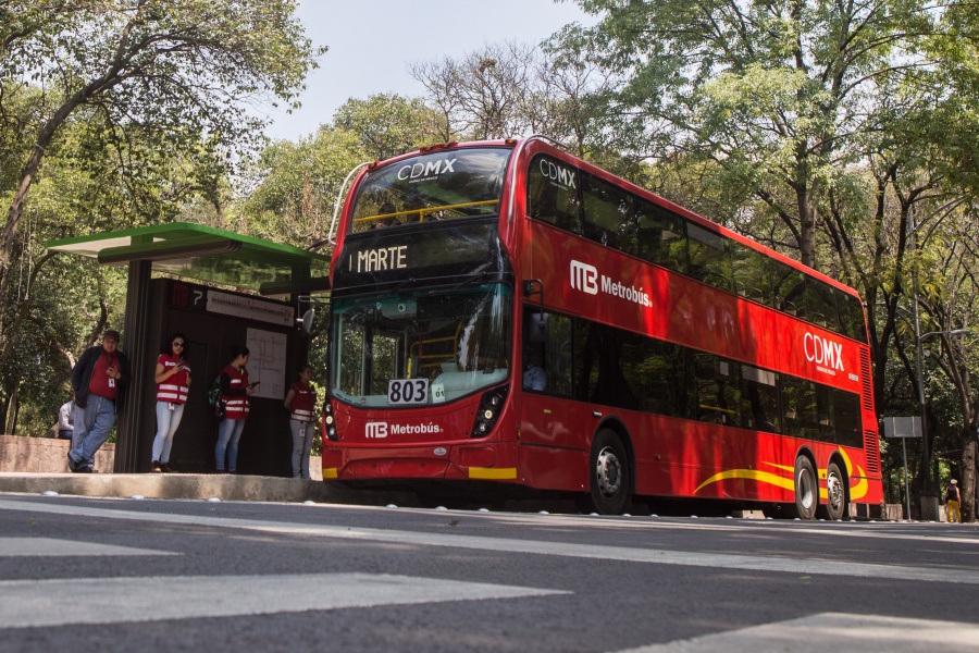 Metrobús suspende servicio en estaciones de líneas 5 y 6 tras accidente