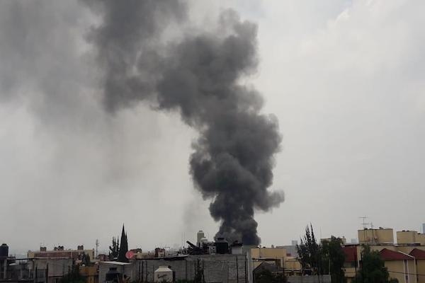 Se registra incendio en fábrica de mármol, en Pedregal de Santo Domingo, Coyoacán