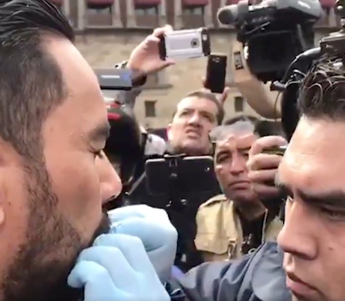 Sujeto se manifiesta cosiéndose los labios frente a Palacio Nacional