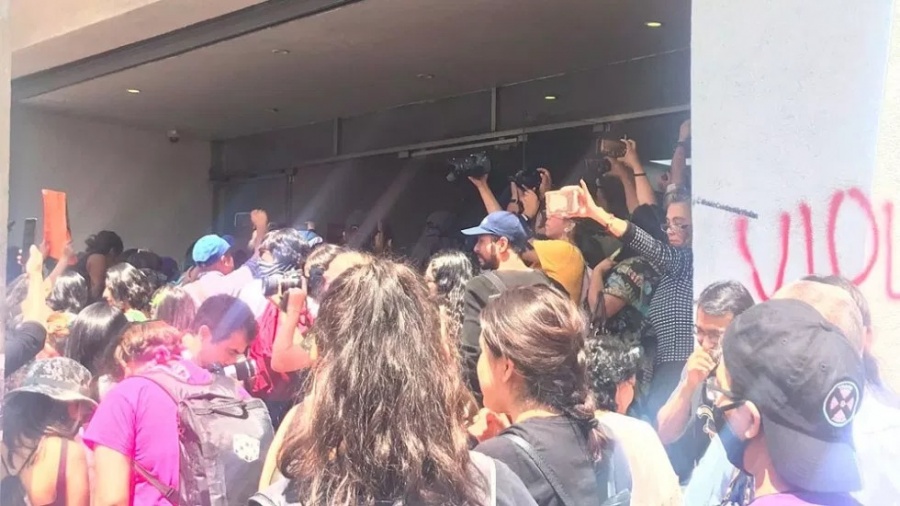 Mujeres protestan por agresiones sexuales y rompen la puerta de la PGJ