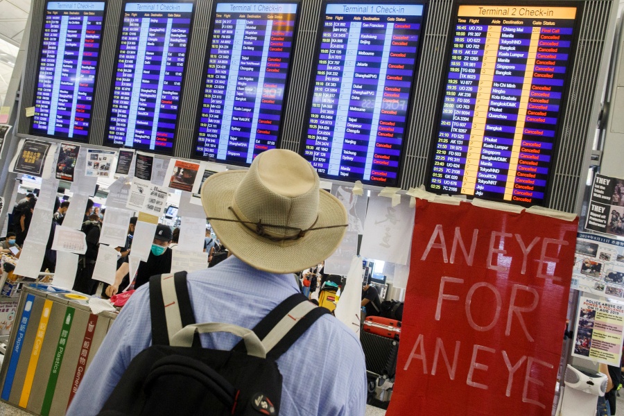 Aeropuerto de Hong Kong paraliza vuelos por protestas