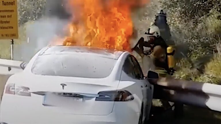 Auto eléctrico de Tesla se incendia tras chocar con una grúa en Moscú