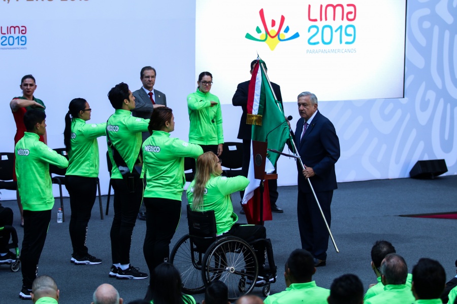 Abandera AMLO a delegación en Parapanamericanos de Lima