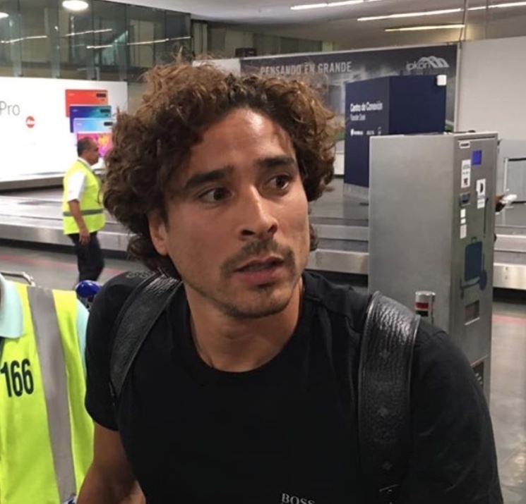 Americanistas reciben a Guillermo Ochoa en el aeropuerto