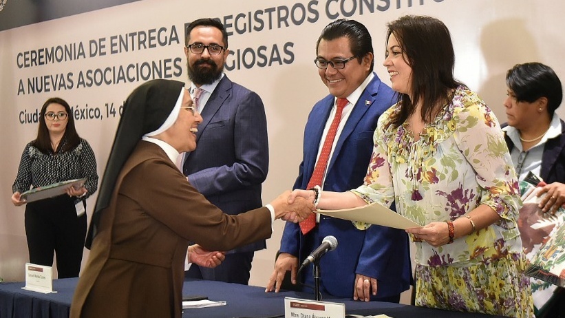 Entrega Segob registros a nuevas asociaciones religiosas