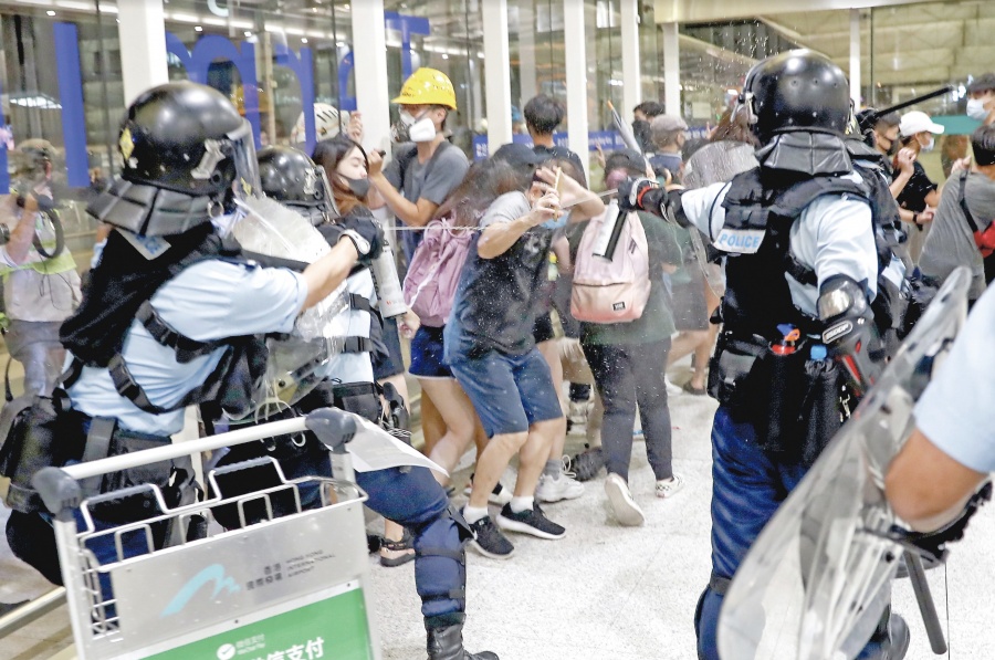 China cerca a hongkoneses con tanques “para apagar la violencia”