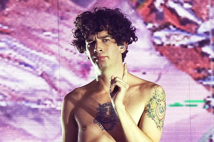 Matt Healy, besa a hombre y da discurso en pro de la comunidad LGBT+ en Dubai