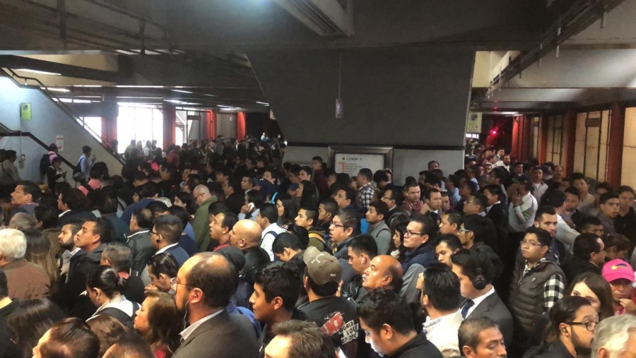 Usuarios reportan caos en la Línea 7 del Metro por retraso de trenes
