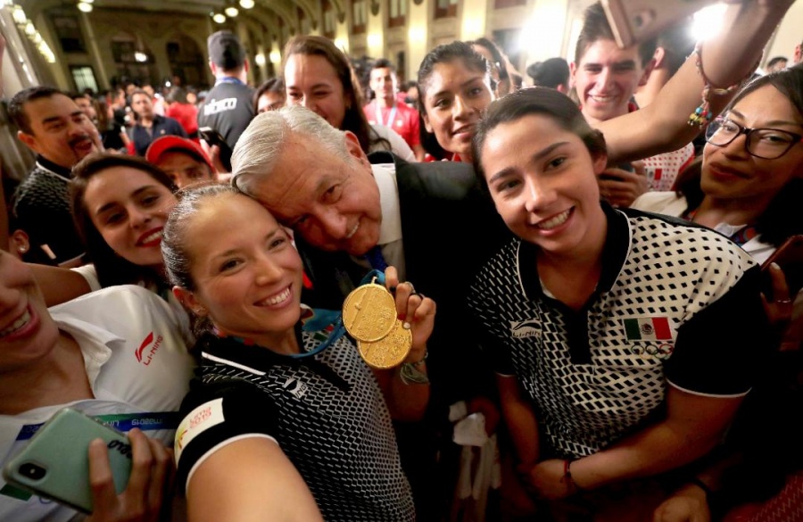 Entrega AMLO reconocimiento a deportistas de los Panamericanos 2019