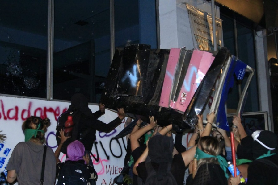 Manifestantes en marcha de mujeres vandalizan, agreden a medios y noquean a comunicador