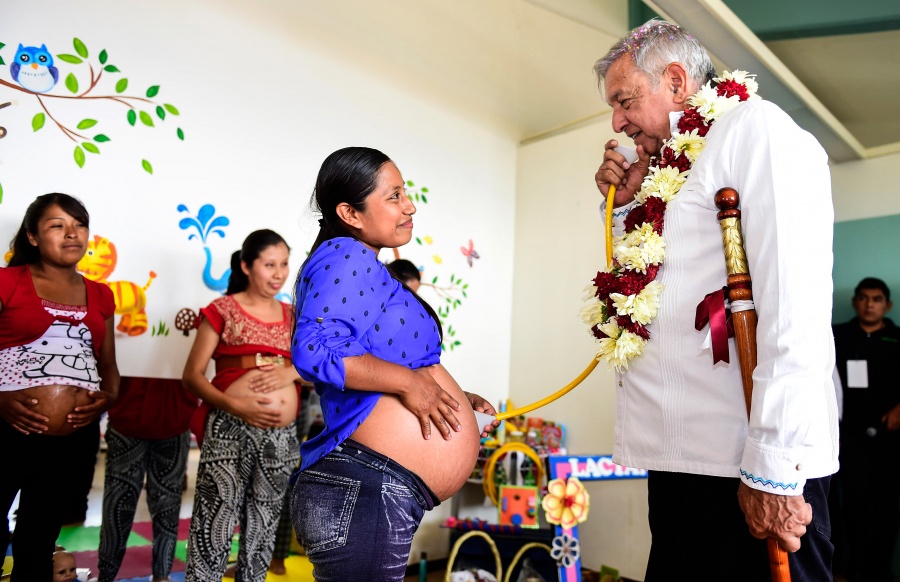 Recorre el Presidente López Obrador un hospital rural en Villla Alta