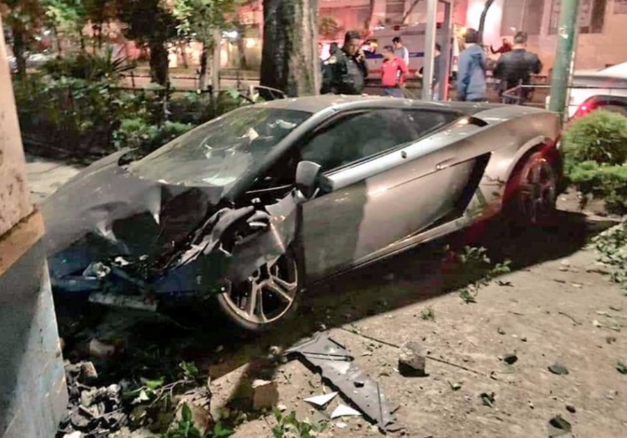 Encuentran Lamborghini chocado en calles de la colonia Roma