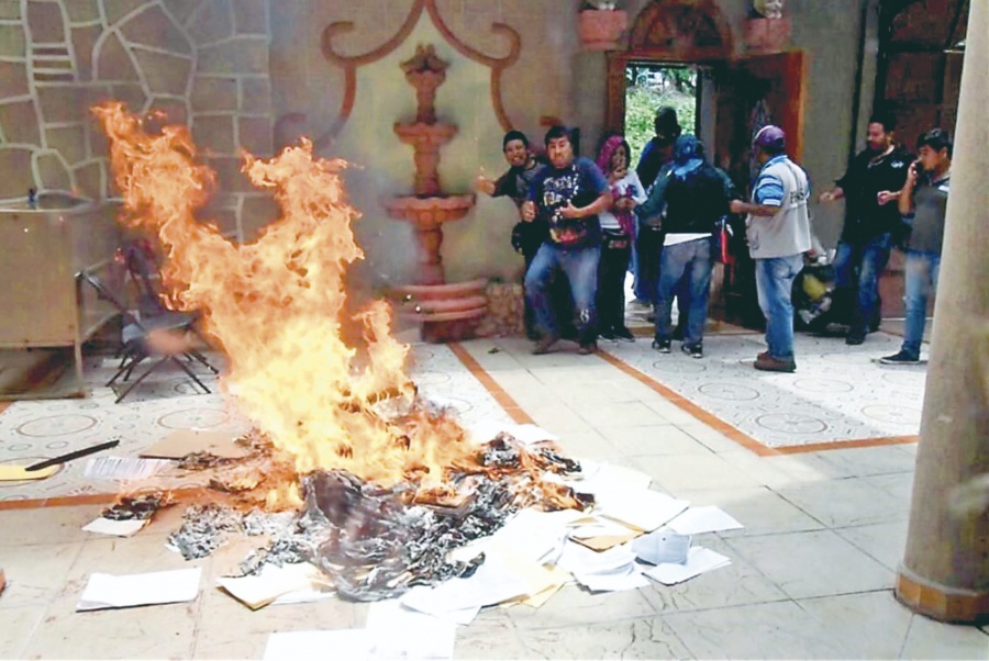 Vandaliza CNTE oficinas en Guerrero