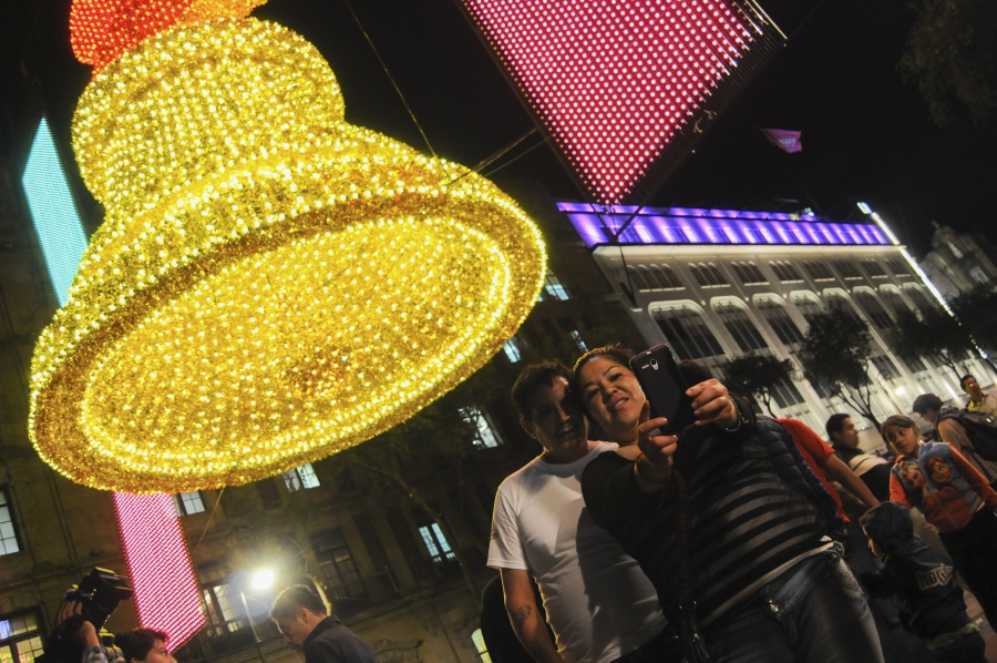 A toda marcha, los trabajos de iluminación en el Zócalo