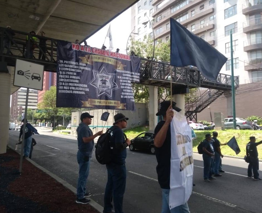 Policía Federal bloquea Periférico Sur; se niegan a entrar a la Guardia Nacional
