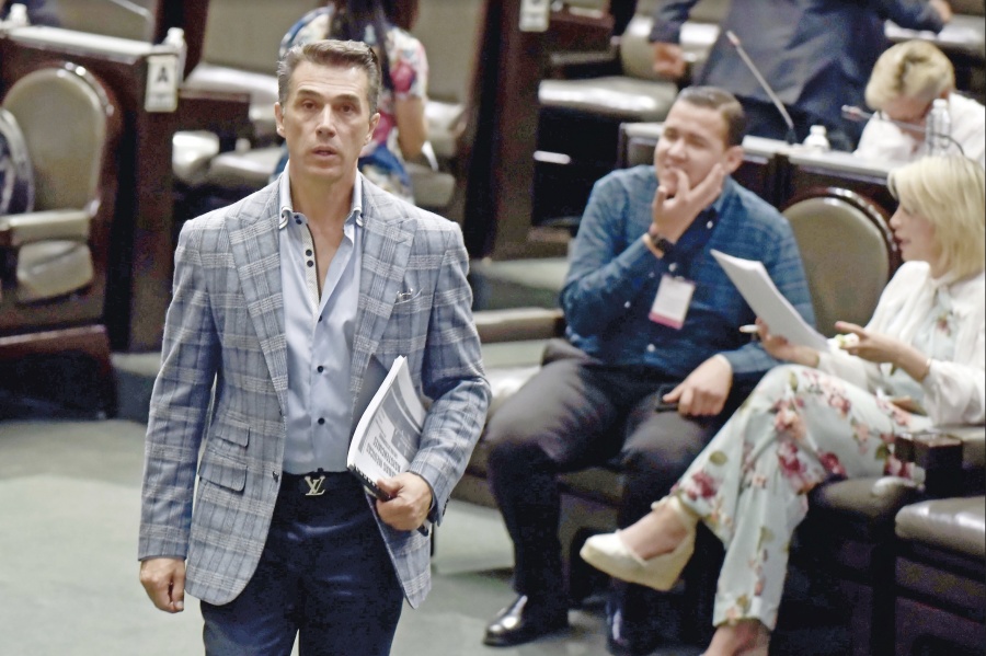 Acusan a Mayer en Morena de meter mano al Presupuesto