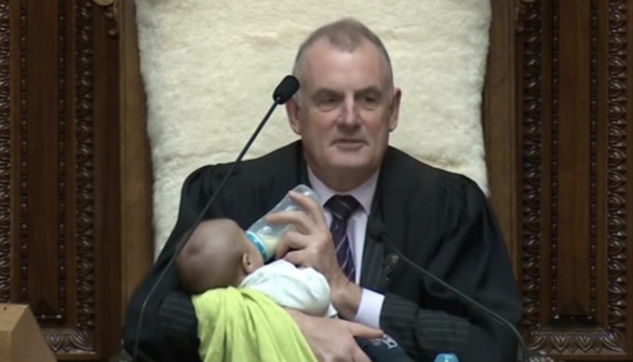 VIDEO: Presidente del Parlamento de Nueva Zelanda alimenta a bebé en pleno debate