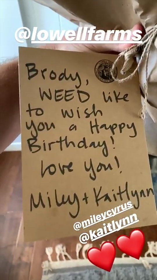 Miley Cyrus le regala un ramo de marihuana al exmarido de su 'amiga especial’