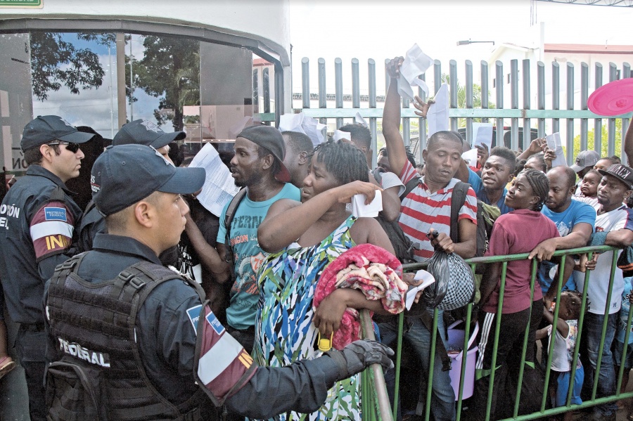 Continúan protestas en INM; Migrantes piden salir de México