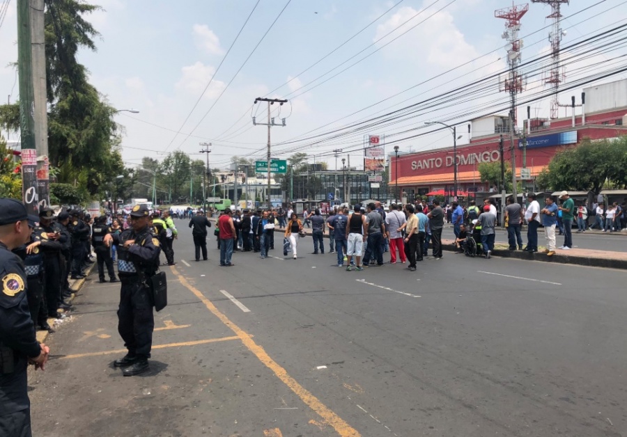 Taxistas bloquean avenida Universidad por el retiro de una base irregular