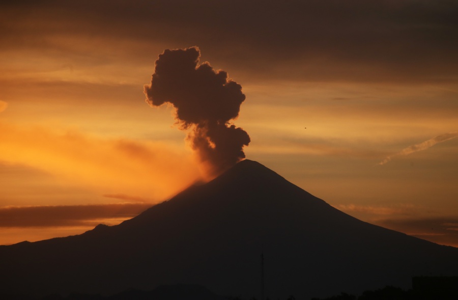 Popocatépetl registra explosión con columna de ceniza de 1.5 kilómetros