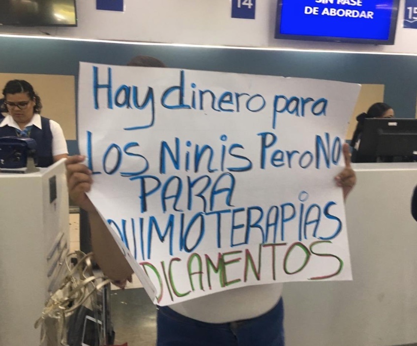 Padres de familia protestan en el AICM por falta de medicamentos para el cáncer