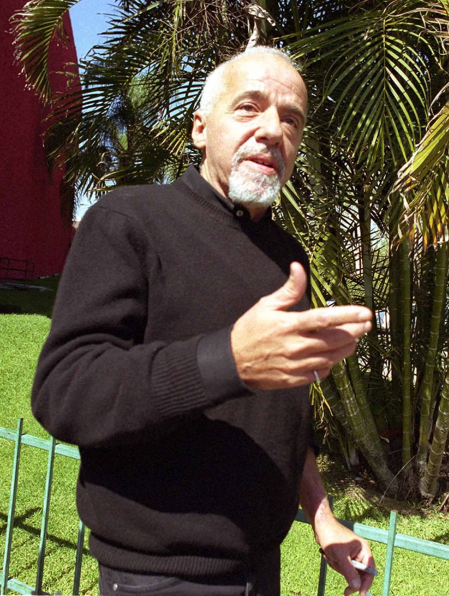 Paulo Coelho pide disculpas a Francia por comentarios de Bolsonaro