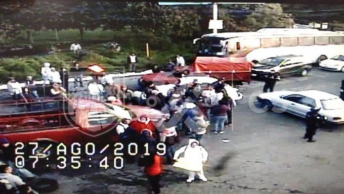 Bloquean vecinos de Tlalpan la carretera México-Cuernavaca