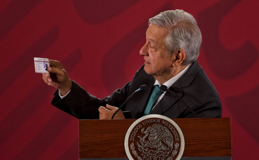 Presume AMLO credencial del Inapam; pide aumentar pensiones a “abuelitos”