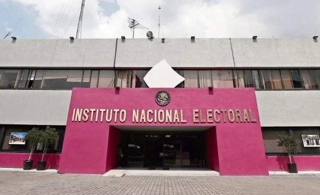 Desecha INE queja contra difusión de promocionales de AMLO Y Morena