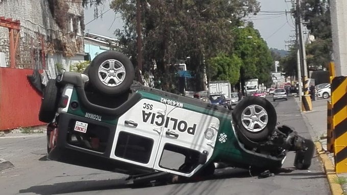 Vuelca patrulla en GAM; hay dos policías heridos y una mujer pierde la vida