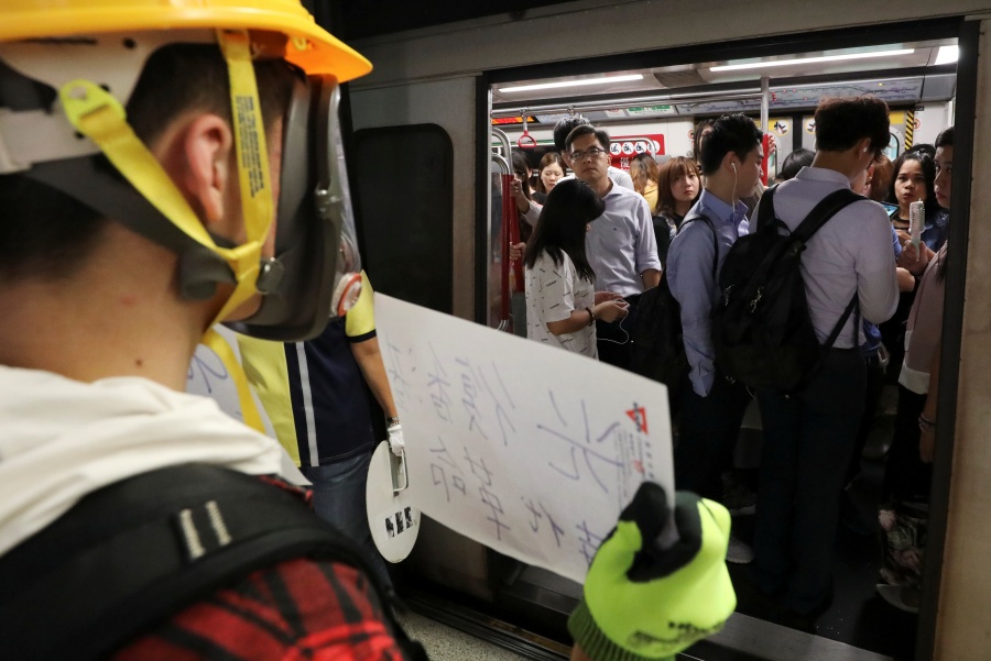 Estudiantes de Hong Kong inauguran ciclo escolar con protestas en el metro