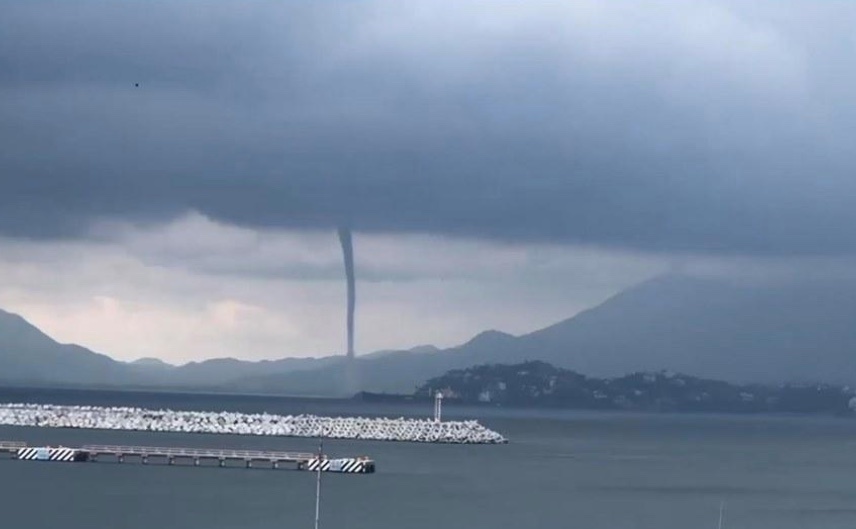 Tromba marina sorprende a habitantes de Colima