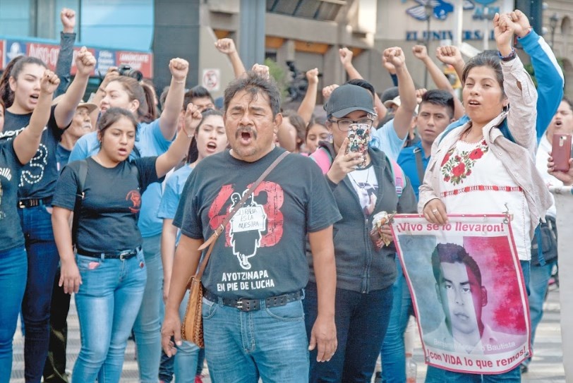 Reclaman libertad de El Gil padres de los 43