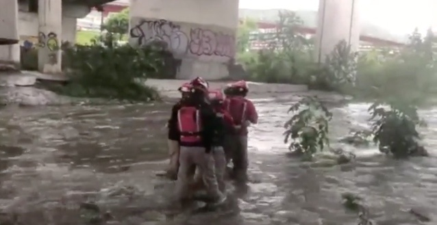 Salvan a hombre de ahogarse en el río Santa Catarina en Monterrey