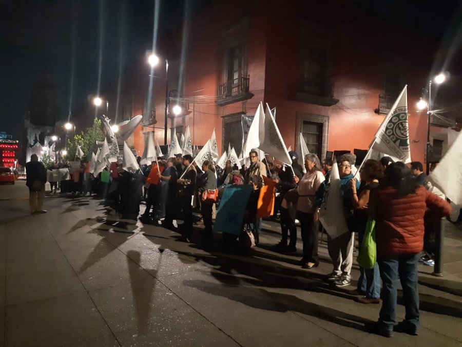 Telefonistas jubilados se manifiestan en Palacio Nacional