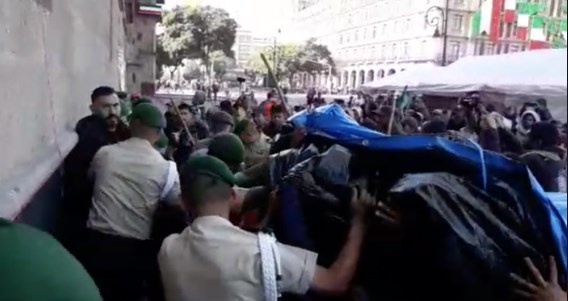 Golpean a policía militar en Palacio Nacional