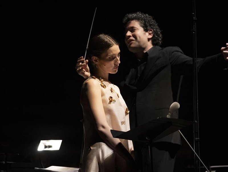 María Valverde y Gustavo Dudamel celebran enamorados su triunfo